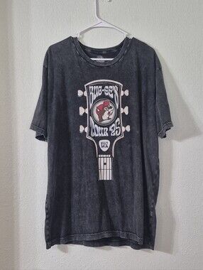 buc ee's Vintage-Inspired Graphic Tee with Guitar Headstock Design - Black & Pin